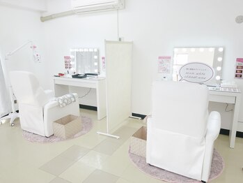 エクシアホワイトニング 千葉駅前店/ 清潔感のある店内