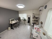 サロンアンプティ(salon unpetit)の雰囲気（個室の日当たりの良い空間でカウンセリング）