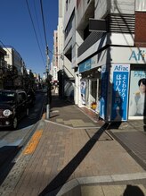 ナチュラルビビ 三軒茶屋店(Natural ViVi)/アフラックの左横が入り口です。