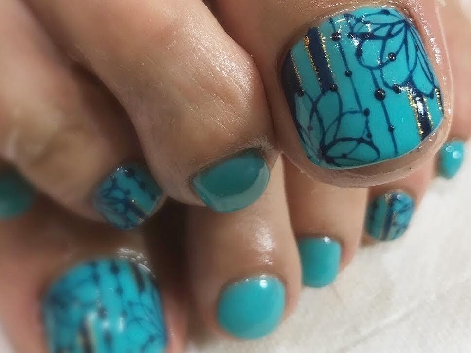 2025年-2026年冬トレンド】フット（ペディキュア）のネイルデザイン集