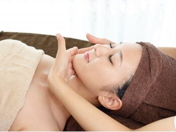 カメリア 富山本郷店の写真/【微弱電流×オールハンド】フェイシャル+全身リンパ◎コリやツボをほぐしスッキリとしたフェイスラインへ