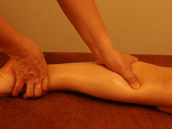 リフレスペース/オイルでふくらはぎをほぐします