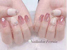 フリージア(Freesia)の雰囲気（ニュアンスネイル/ワンカラー/オフィスネイル/ベイビーブーマー）