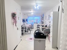 ナナネイル(Nana Nail)の雰囲気（白とピンクを基調とした落ち着く空間）