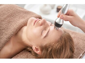 カプリ サローネ ディ ベリッザ(Capri Salone di bellezza)の写真/肌の奥からじんわり温めキュッと上向き！【ラジオ波】の力でハリと透明感に満ちた小顔へ