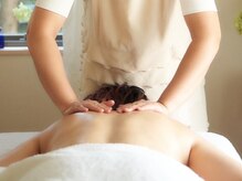 アロマトリートメントでじっくりと全身をほぐします