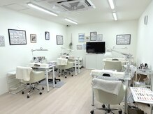 サンクネイル アンド ビューティ(SANQ NAIL & beauty)の雰囲気（シンプルなサロン内でテレビを見ながら、お家の様な雰囲気で(^^)）