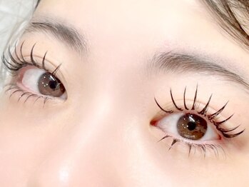 レビア(REVIA)の写真/【束感仕上げ付】エクステ装着後にパーマをあてる新技法でぱっちり感UP!瞳に光を取り込み、華やかな目元へ*