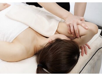 プライマルビューティ 艶 本店(Primal Beauty)/姿勢矯正でお腹、二の腕スッキリ