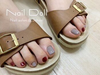 ネイルドール(Nail Doll)/グレーでペディキュア