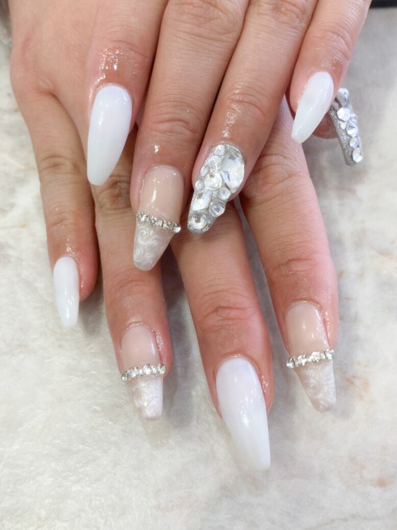 2026年冬トレンド】スワロフスキーのネイルデザイン集｜人気順｜27