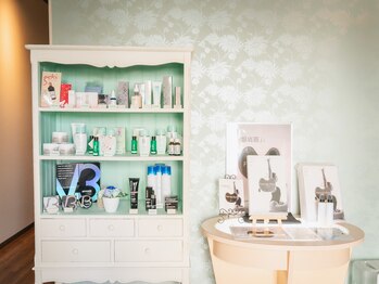 ハロー!ハロー! 大府店/店舗入って正面　化粧品棚