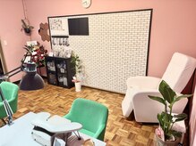 ピンクと緑のポップでかわいい空間でネイルをお楽しみください！