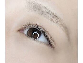 コンアニマ(Con anima.)の写真/さりげなく個性のある目元を演出できるカラーエクステ☆フラットマットラッシュのロイッシュカラーを導入！