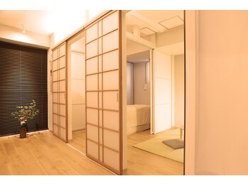 さくら庵 アサクサ(SAKURA-AN ASAKUSA)/清潔感のある浅草らしい店内