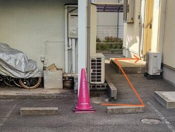 駐車場はピンクのコーン目印です
