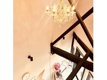 シャンデリアや黒い大きな梁が演出するカワイイサロンです♪