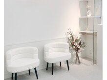 セリーナ ミニ(CERINA mini)の雰囲気（白を基調とした待合スペース◇メイクブースあり☆）