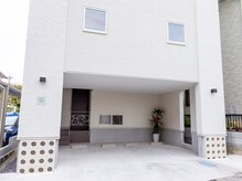 閑静な住宅街に佇むサロン Pあり 茶色のドアからお入りください