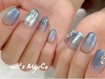 涼しげなキラキラブルーのネイル