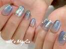 涼しげなキラキラブルーのネイル