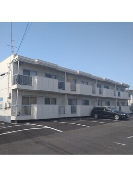 ナチュール(.Nature.)/白い2階建てのアパートです。