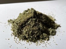 エフブンノイチ(1/f.)の雰囲気（黄土椅子・壺＆100%国産無農薬の厳選されたよもぎを使用）