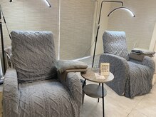 サンパ あざみ野(Sympa)の雰囲気（くつろげるソファーとシックな店内で落ち着く空間となってます♪）