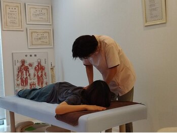 麻謝/カイロプラクティック：施術風景