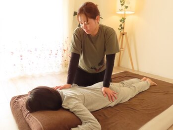 サロン プエオ(salon pueo)の写真/【身体×自律神経のケア】タイ古式マッサージのストレッチを通して、リラックス効果をもたらし疲労を回復◎