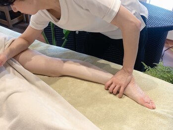 エン(縁 enn)/5　背面側の足全体をマッサージ