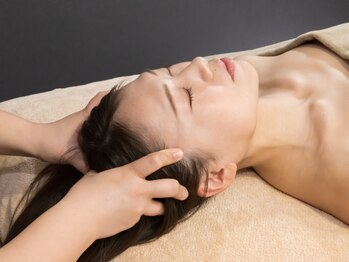 メーカー直営 LUARAフェイシャルサロン 新御徒町店【毛穴/小顔/シミ/しわ/たるみ】の写真/【至福ドライヘッドスパ＆背中ほぐし】食いしばり・不眠解消・脳の疲労・頭痛・眼精疲労の回復に効果的◎