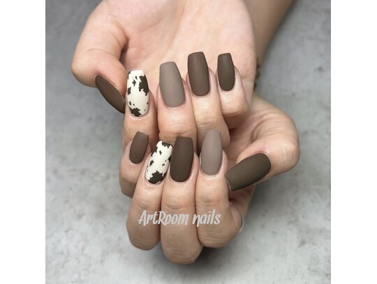 2025年春トレンド】牛柄ネイルのネイルデザイン集｜人気順  