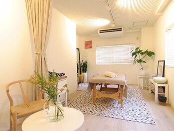 メンテナンス整体 リトリート 赤坂/白を基調とした店内