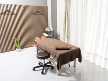 秋元シニア整体の雰囲気（落ち着いた空間の完全個室で人目を気にせず施術が受けられます◎）