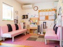 バランス整骨院の雰囲気（明るい待合室　お子様連れも大歓迎です♪）