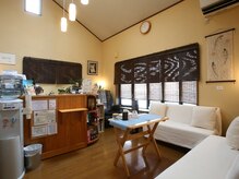 アンナカカイロプラクティックの雰囲気（明るい待合い室）
