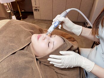 エーティーセンターラボ(At.center labo)の写真/【ハイドロ毛穴洗浄】毛穴特化の最新マシンで叶える韓国水光肌。目指せ毛穴レスの陶器肌に＊ハリツヤもUP↑