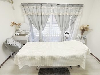 ニキビケア研究所 所沢店/広々とした明るい雰囲気