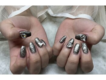 ネイルサロンカリプソ(Nail Salon Calypso 2)/メタリックカラーにパーツ入り