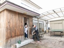 整体院 千香の雰囲気（ご家族で来院される方も。玄関口までお迎えに上がります）