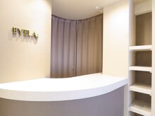 ■EYELAの文字が綺麗なフロント■ベージュで統一された店内には丸くて優しさあふれるフロントがあります^^