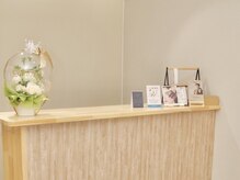 アイノワ 伏石駅前(eyenowa.)の雰囲気（木の温もり溢れる受付で、初めての方も落ち着ける空間です。）