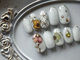 フェミニンなフラワーネイル