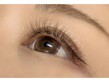 マヒナ(Mahina)の写真/ブラウン系は抜け感や透明感で優しい印象に♪ ヘアカラーやメイクに合わせてまつ毛も楽しめる☆