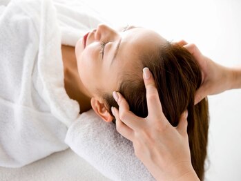 スイスパ(翠SUI SPA)の写真/【リピ-タ-続出!!超人気店】びっくりする程頭をもみほぐし&引き上げW小顔効果◎ヘッドスパ×小顔矯正コルギ