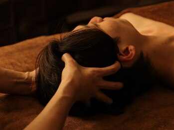 莉莉(リリィ)の写真/【深呼吸したくなる休息を】ツボを捉えた絶妙な刺激が心地よい◎頭皮から整える贅沢ケアで至福のひととき◇