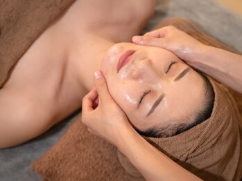 サロンワイアネシス(Salon y ANESIS)の写真/【小顔×エイジングケア】左右バランスも整えながら理想の小顔へ◎施術後、鏡を見て笑顔になる事間違いなし