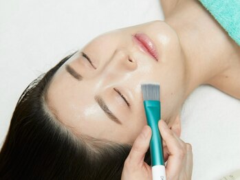 ジャスミン(JASMINE)の写真/剥かずに育てるダウンタイム0のピーリング。たっぷりの美容液成分でラミネートしたような水光肌に♪