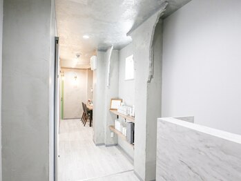 ルーミー 南青山(LUME)/グレーを基調とした明るい店内